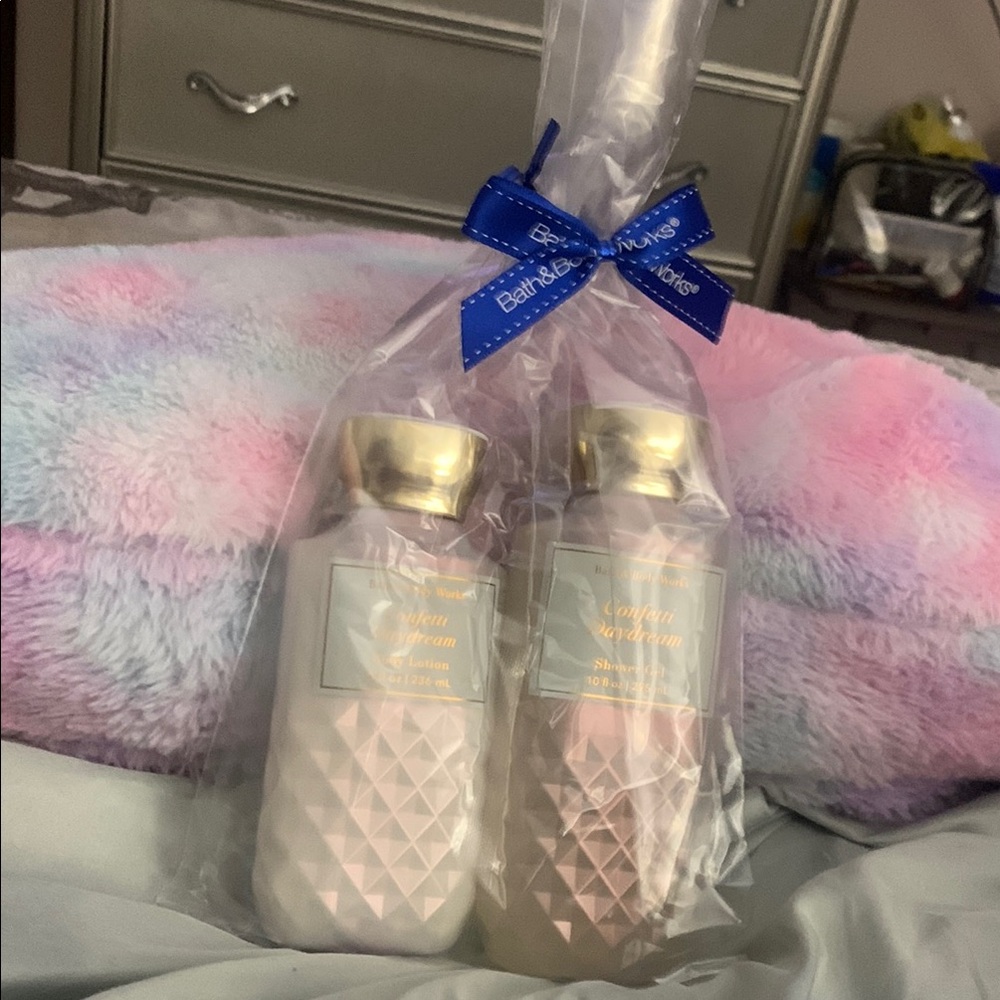 Luxurious Cream Bath Set with Gold Accents